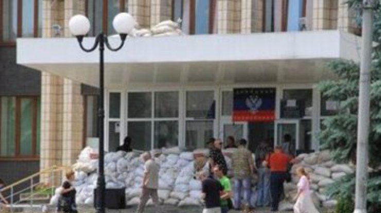 В Артемовске террористы с пулеметом заблокировали работу окружкома (фото)
