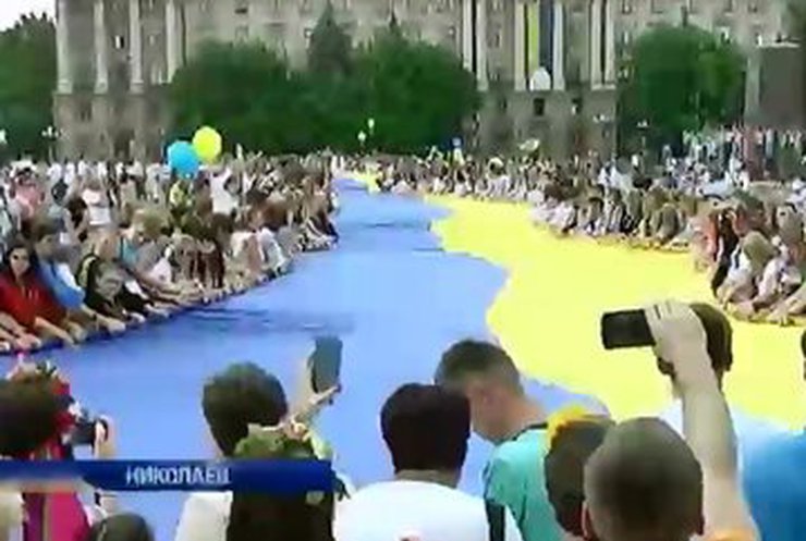 В Николаеве развернули самый большой в мире флаг Украины