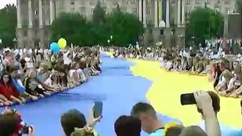 В Николаеве развернули самый большой в мире флаг Украины