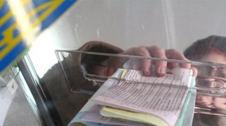 В Киеве не успевшие проголосовать собираются штурмовать избирательный участок