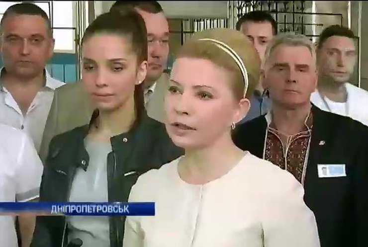 Кандидатская гонка: Яценюк стоял в очереди, а Тимошенко оделась в белое