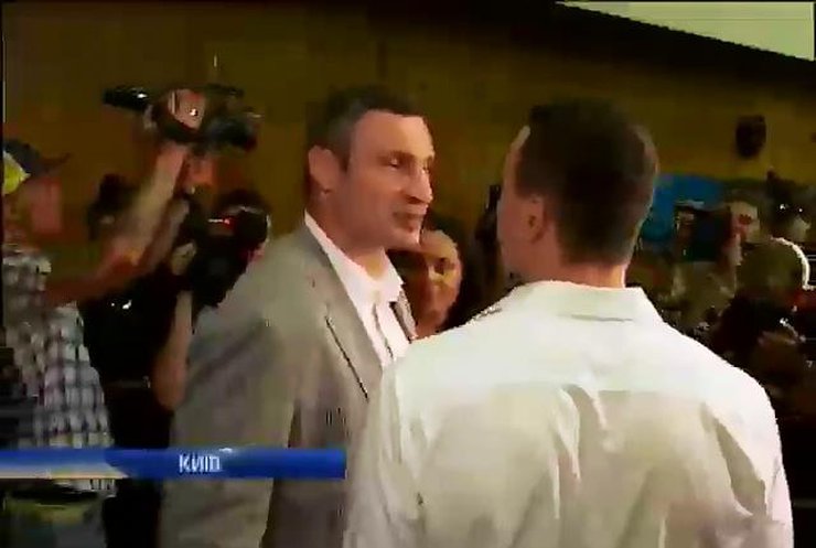 Братья Кличко вызвали ажиотаж на избирательном участке (видео)