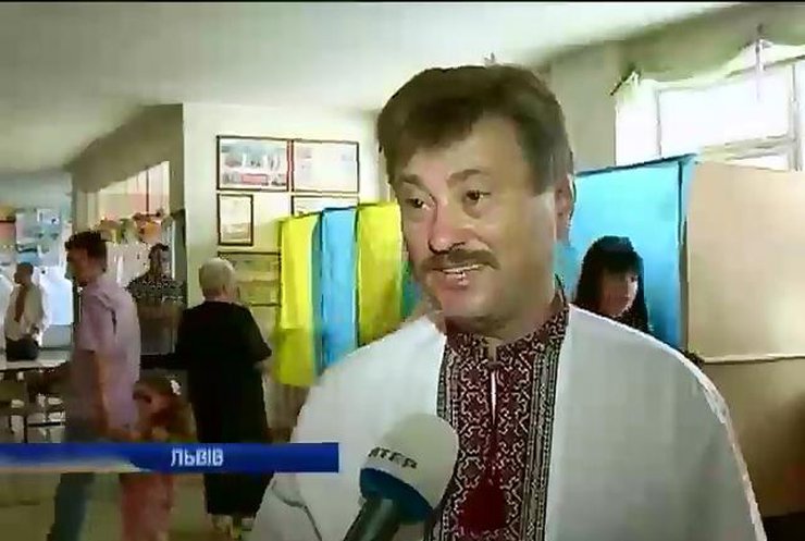 Украинцы стоят в очередях к избирательным участкам (видео)