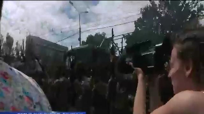 В Донецке террористы открыли стрельбу в воздух и ушли в гости к Ахметову (видео)