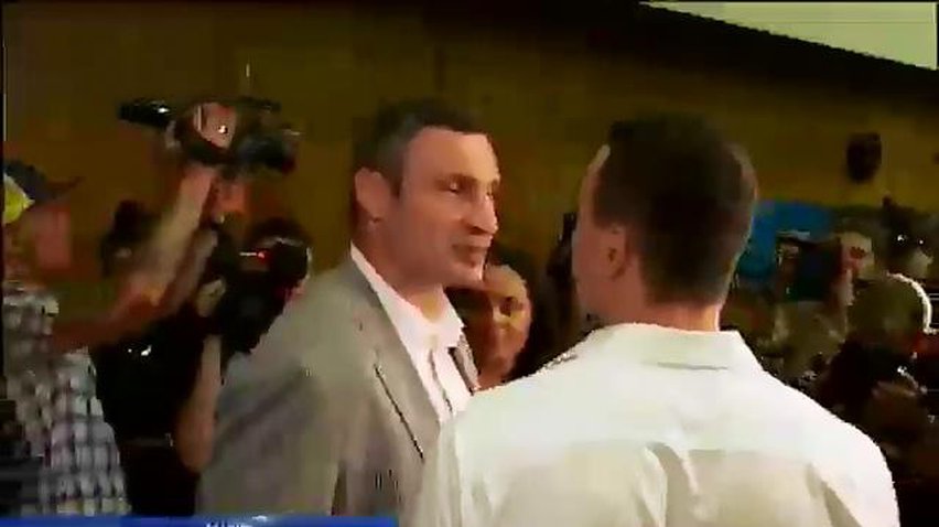 Братья Кличко вызвали ажиотаж на избирательном участке (видео)