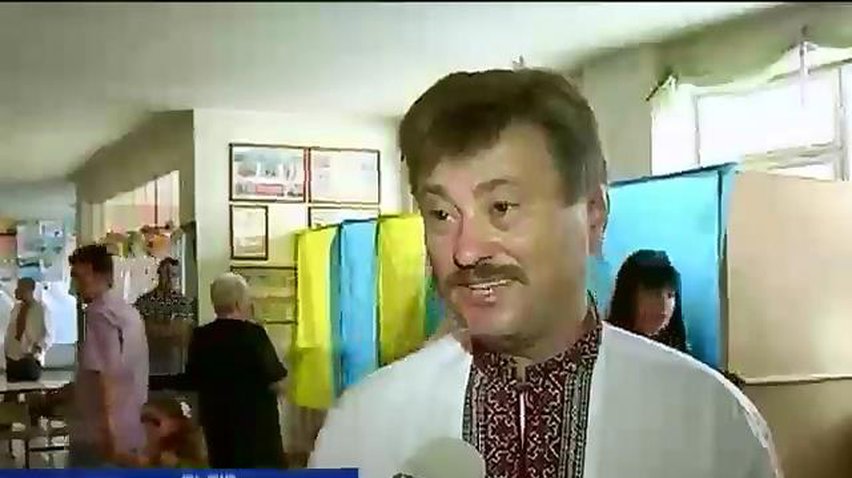 Украинцы стоят в очередях к избирательным участкам (видео)