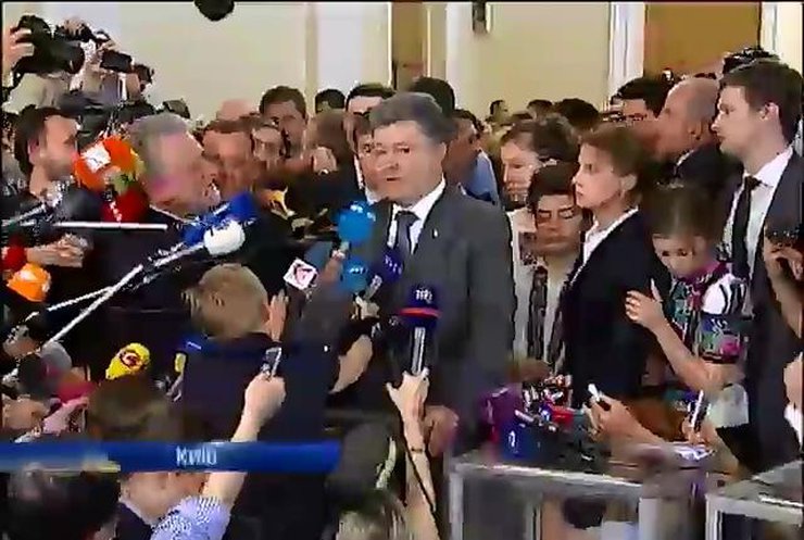 Кандидатская гонка: Порошенко голосовал с семьей, а Ляшко не пустили в кабинку с женой