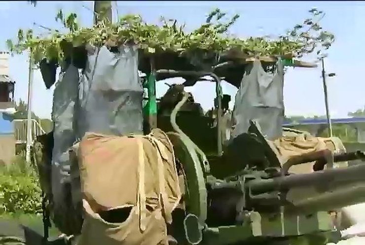 Украинские военные отражают атаки террористов под Славянском (видео)