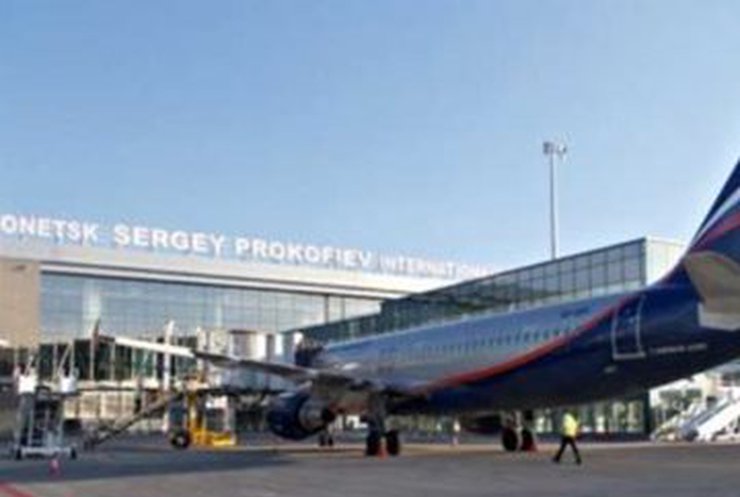 Аэропорт Донецка приостановил работу: Террористы требуют вывести военных (видео)