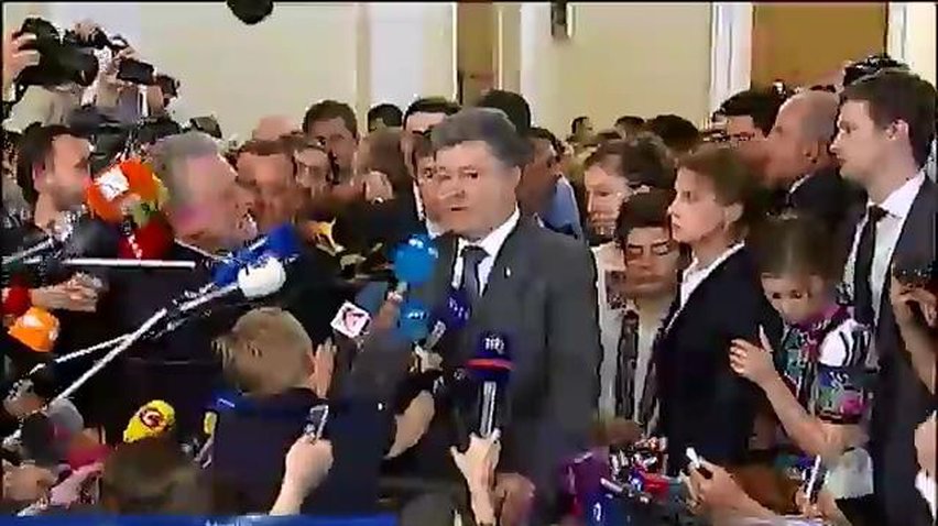 Кандидатская гонка: Порошенко голосовал с семьей, а Ляшко не пустили в кабинку с женой