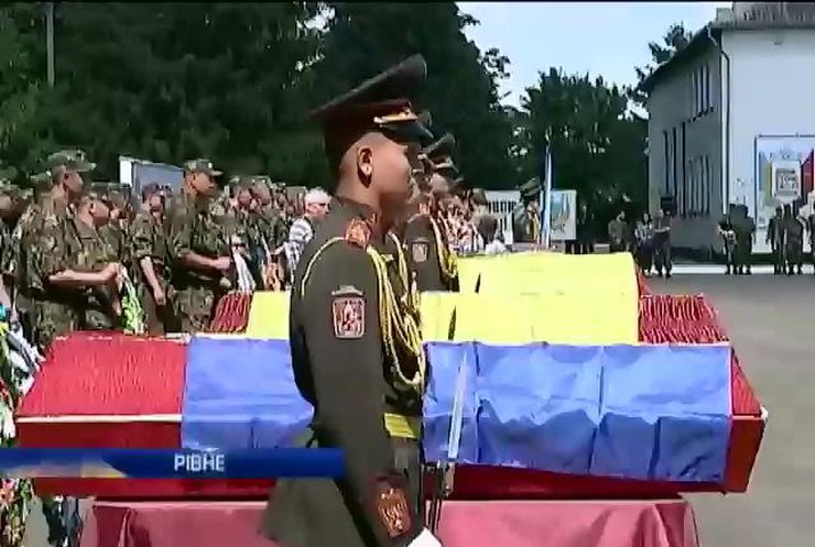 С погибшими под Волновахой не попрощались главы Генштаба и Минобороны (видео)