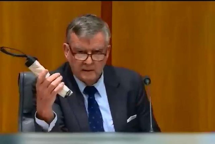 В Австралии сенатор принес в парламент бомбу (видео)