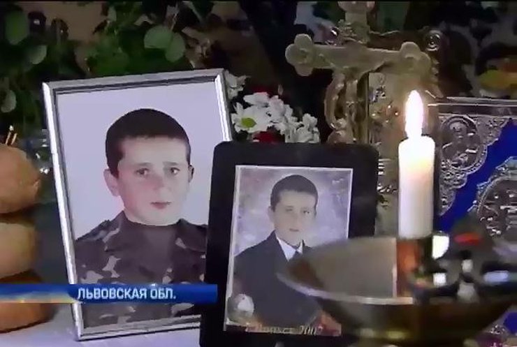 На Львовщине и Прикарпатье хоронили срочников, погибших под Волновахой (видео)