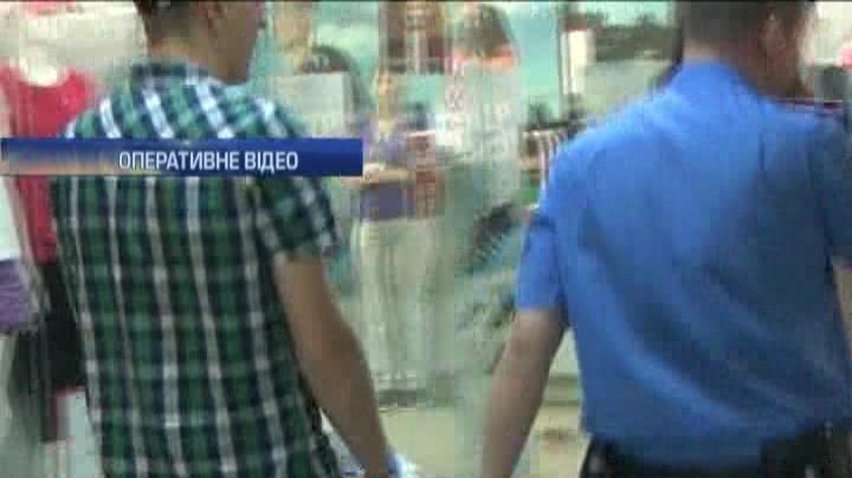 В Донецке магазинные воры выносили товар на глазах у охранников