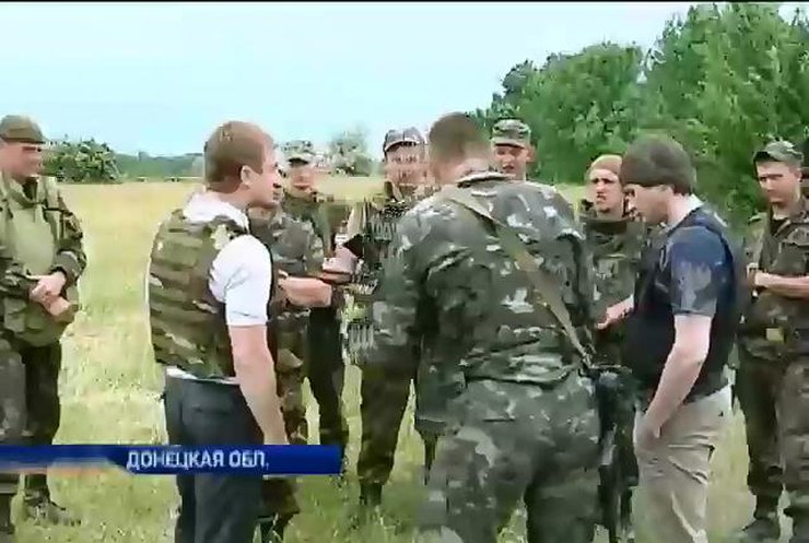 Украинцы собирают деньги на бронежилеты и спецприборы для армии (видео)