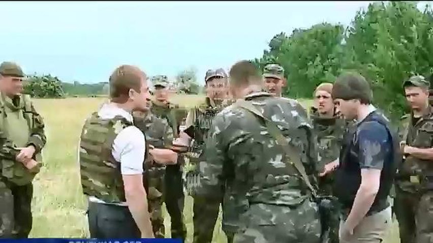 Украинцы собирают деньги на бронежилеты и спецприборы для армии (видео)