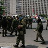 Боевики с Кавказа выгоняют террористов Донецка из здания обладминистрации (фото, видео)