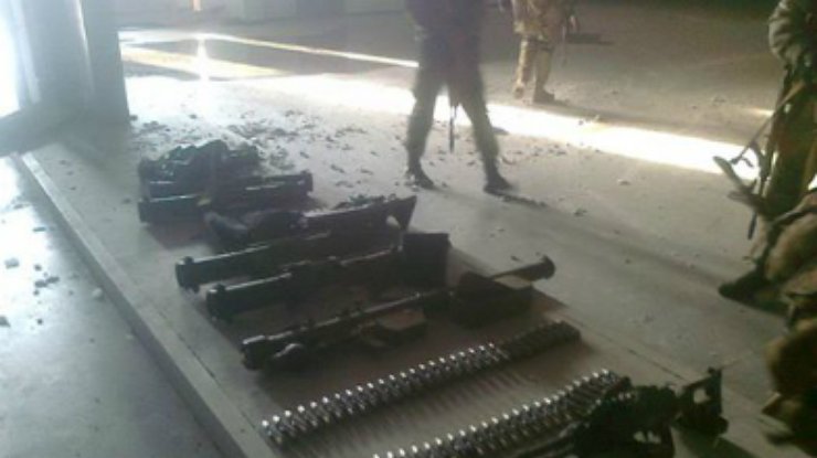 Аваков: Террористы в донецком аэропорту были вооружены современным российским оружием (фото)