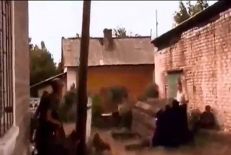Террористы продолжают удерживать захваченную воинскую часть в Луганске (видео)