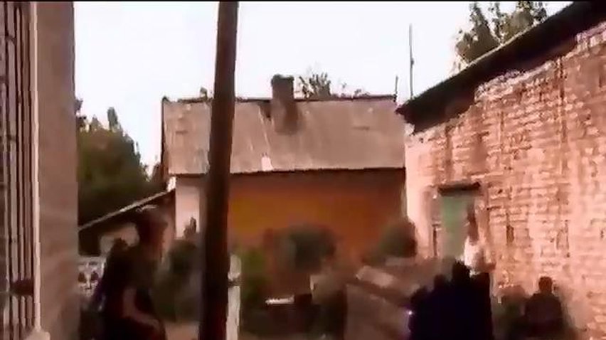 Террористы продолжают удерживать захваченную воинскую часть в Луганске (видео)