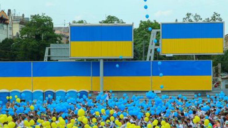 Парад выпускников в Днепропетровске прошел под бой военного оркестра (фото, видео)