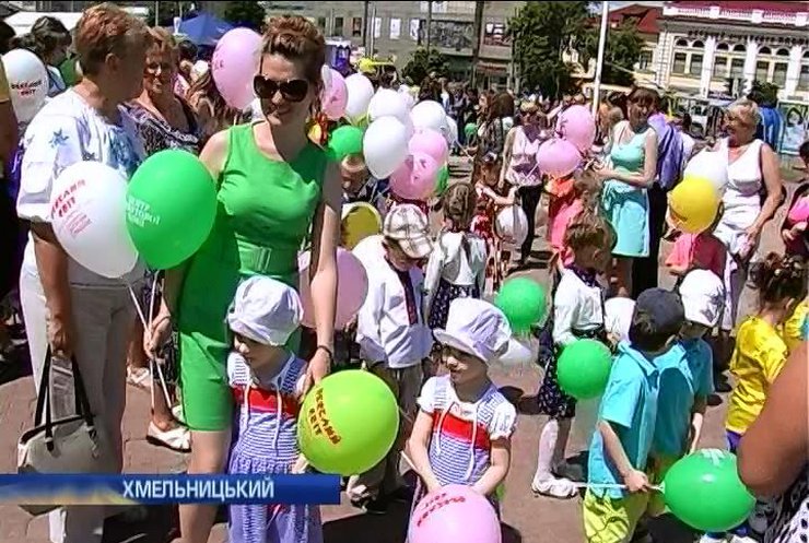 Близнецы и двойняшки прошлись маршем по Хмельницкому (видео)