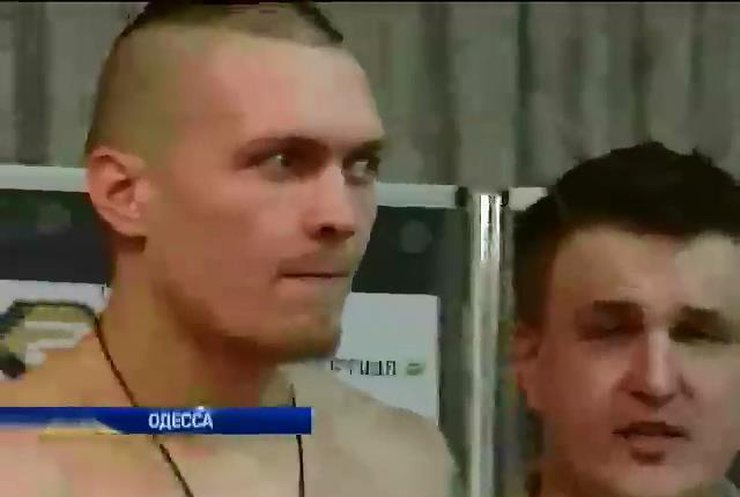 Украинский боксер Александр Усик выходит на ринг с аргентинцем