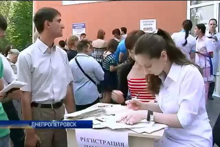 Жители Днепропетровска массово сдают кровь для раненых Нацгвардейцев