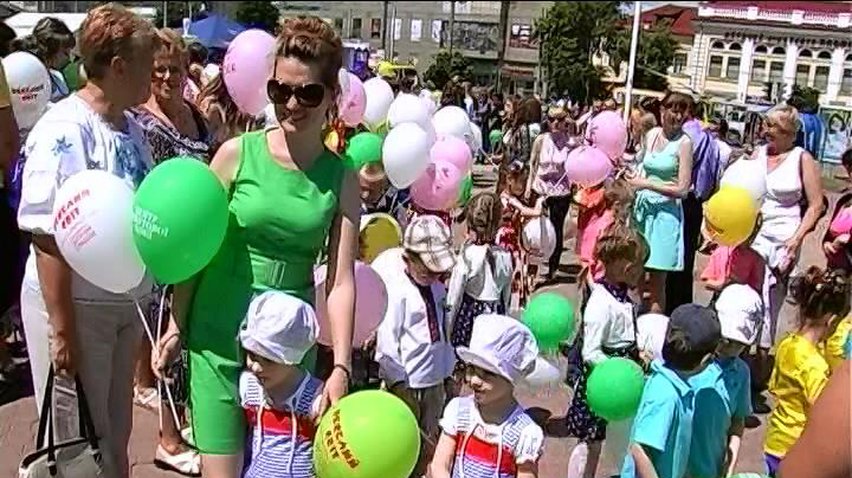 Близнецы и двойняшки прошлись маршем по Хмельницкому (видео)