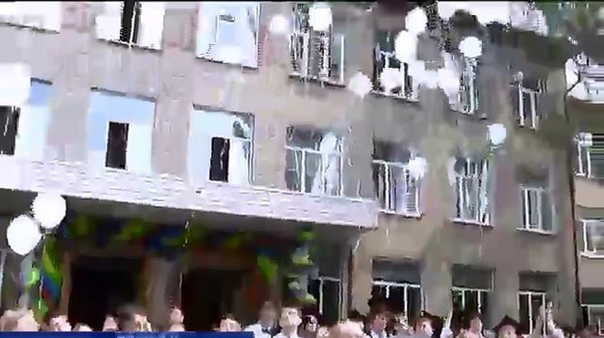 Выпускники в Донецке отметили последний звонок без украинской символики (видео)