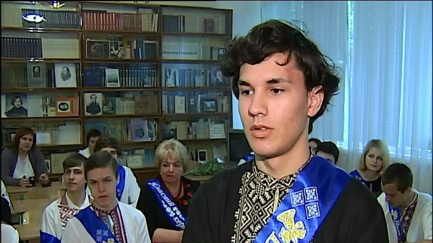 Киевские школьники пришли на выпускной в вышиванках (видео)
