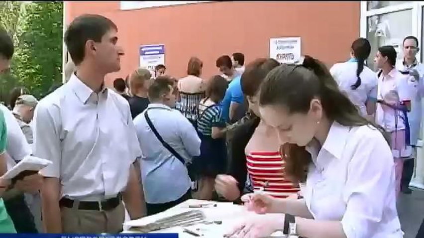 Жители Днепропетровска массово сдают кровь для раненых Нацгвардейцев