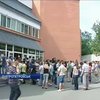 Жители Днепропетровска стоят в очередях, чтобы сдать кровь для раненых военных