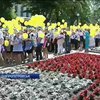 Выпускники Днепропетровска развернули огромный флаг Украины