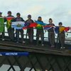 Триста человек взобрались на арку моста в Сиднее