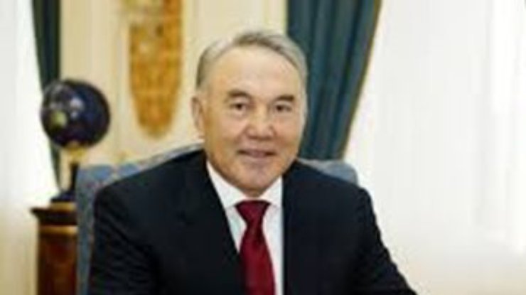 Назарбаев поздравил Порошенко с избранием на пост президента Украины