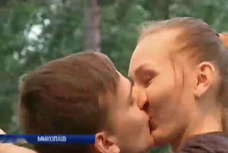 В Николаеве гонщик сделал предложение любимой на подиуме