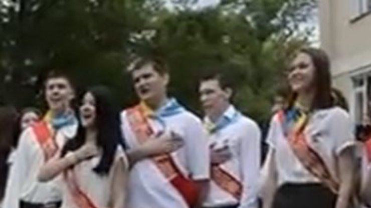 В Ялте выпускники вместо российского спели Гимн Украины (видео)