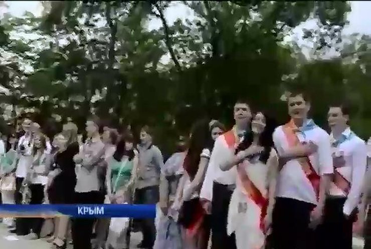Детей, поющих украинский гимн в Ялте, пытались заглушить громкой музыкой (видео)