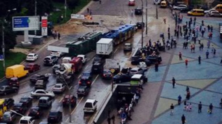 Из-за обвала асфальта в Киеве образовалась огромная пробка (фото)