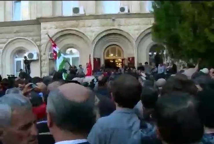 Премьер-министр Абхазии подал в отставку под давлением оппозиции (видео)