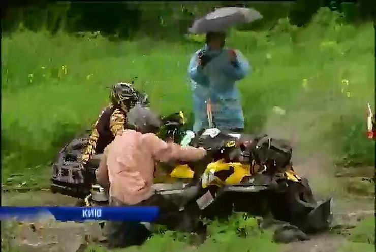 Квадроциклы бороздили болота Киевщины (видео)