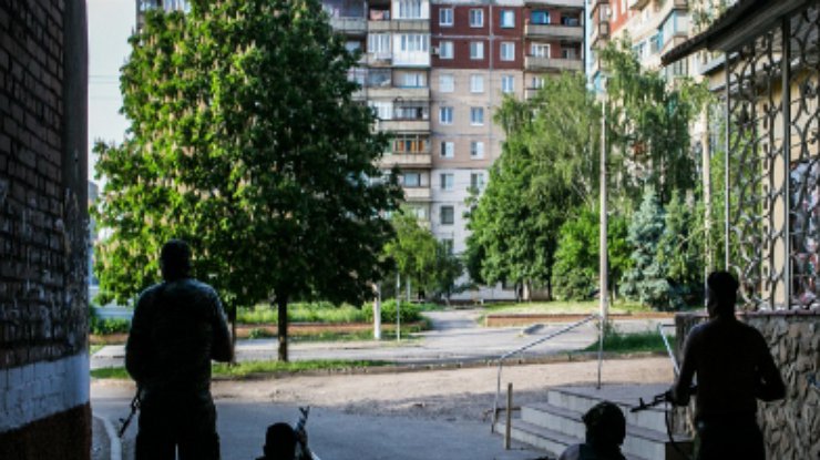 В Краматорске террористы на бронетехнике выдвинулись в сторону аэродрома