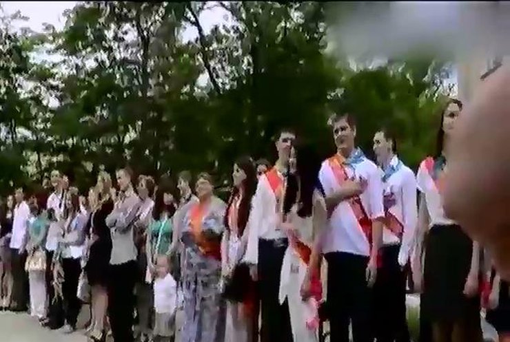Россия пугает криминальной ответственностью за гимн Украины на выпускной линейке