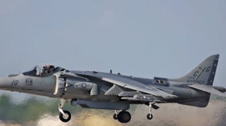 В США военный самолет рухнул на жилой дом