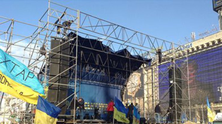 В Киеве сносят сцену Майдана