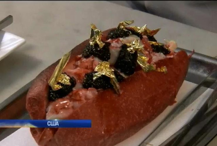 Повар из Нью-Йорка готовит элитные хот-доги с мясом омара