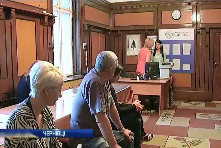Миграционная служба Буковины не справляется с наплывом желающих получить загранпаспорт