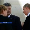 Порошенко поговорил с Путиным и Меркель, скрепив разговор рукопожатием (видео)