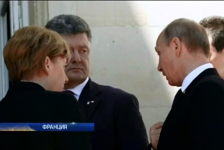 Порошенко поговорил с Путиным и Меркель, скрепив разговор рукопожатием (видео)
